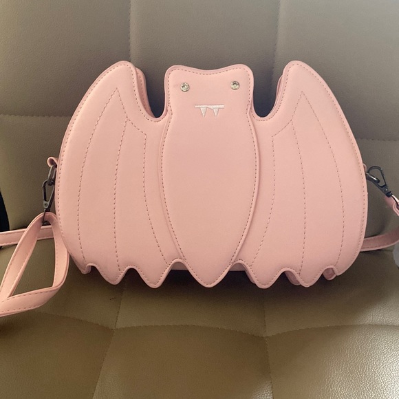 Cute pink bat purse - Picture 2 of 5